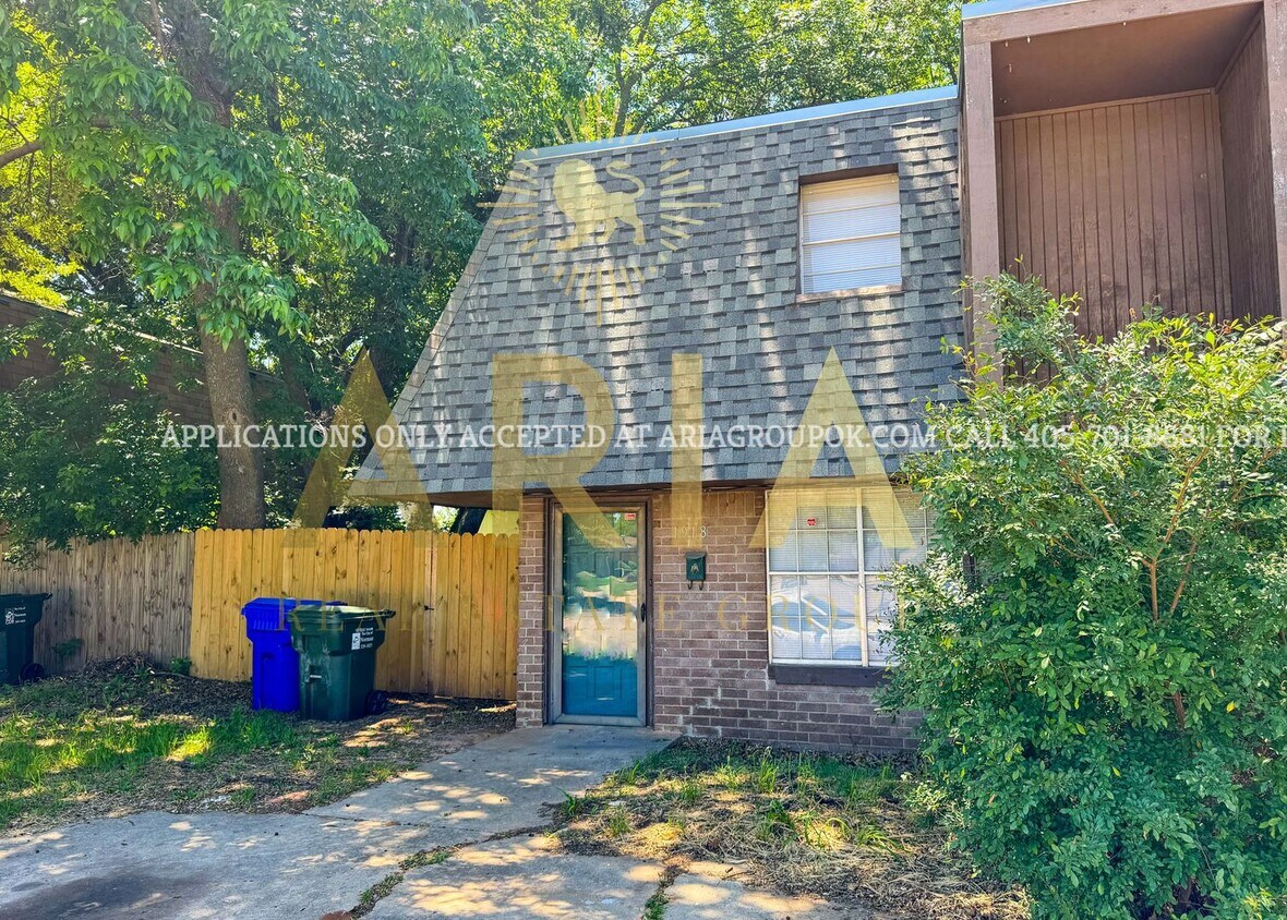 Foto principal - 2 Bed/1.5 Bath Shaded Townhome Close to Ca...