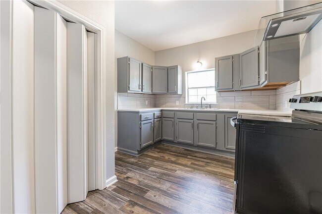 Building Photo - 1002 S 2nd St