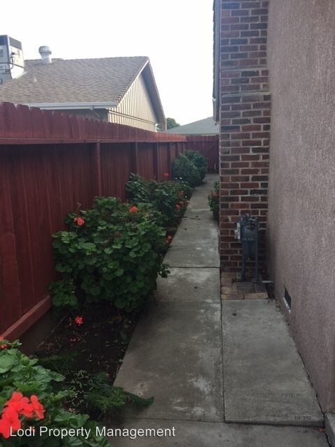 Building Photo - 1407 Mariposa Way