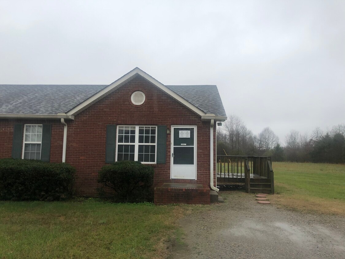 Primary Photo - 107 Underhill Dr