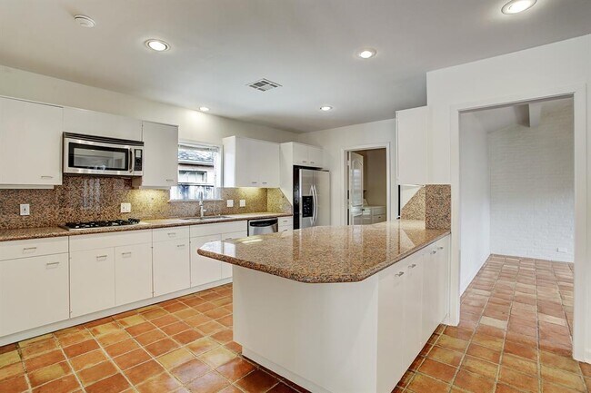 Foto del edificio - 6139 Chevy Chase Dr