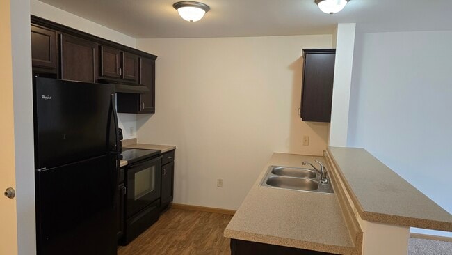 Building Photo - River Hills Apartments