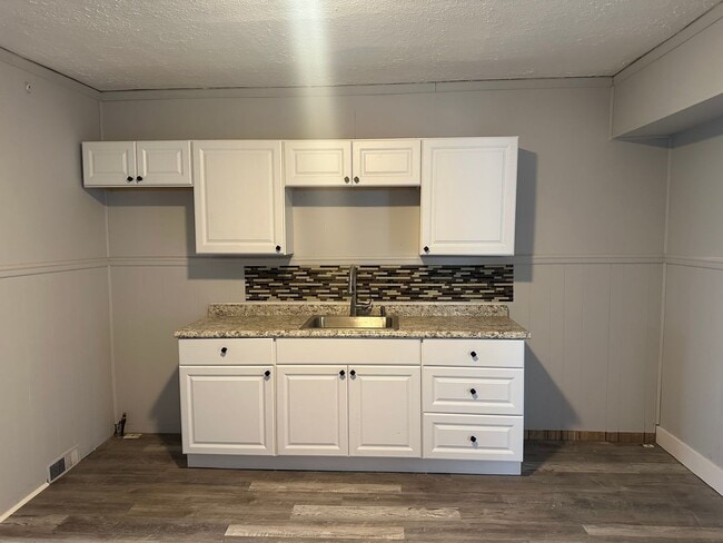 Building Photo - 4bd Single Lakeshore Blvd Area Section 8