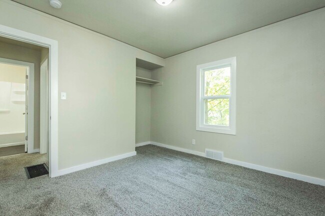 Building Photo - 2 Bedroom for Rent in Des Moines