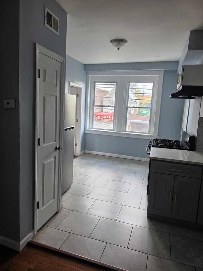 Foto del edificio - 300 Lyons Ave