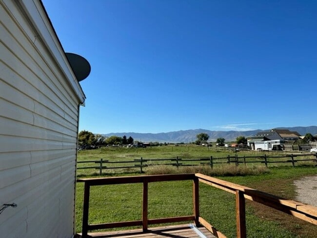 Building Photo - 2 bed, 2 bath, detached heated shop, great...