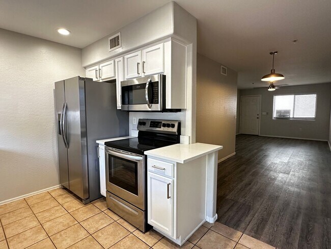 Foto del edificio - Great 2 Bedroom 2 Bathroom Gated Condo W C...