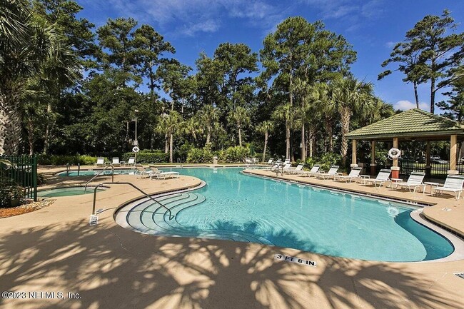 Área de piscina - 140 Veracruz Dr