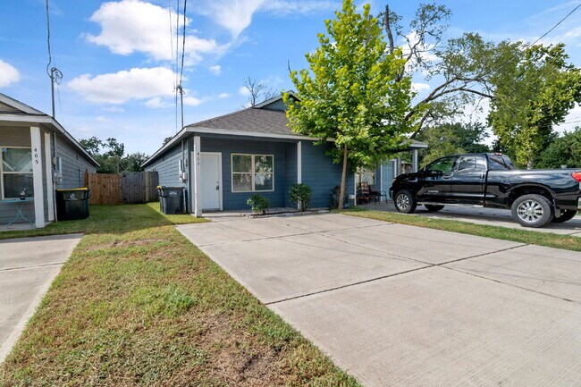 Foto del edificio - **MOVE-IN READY 3-BEDROOM HOME IN CONROE!**