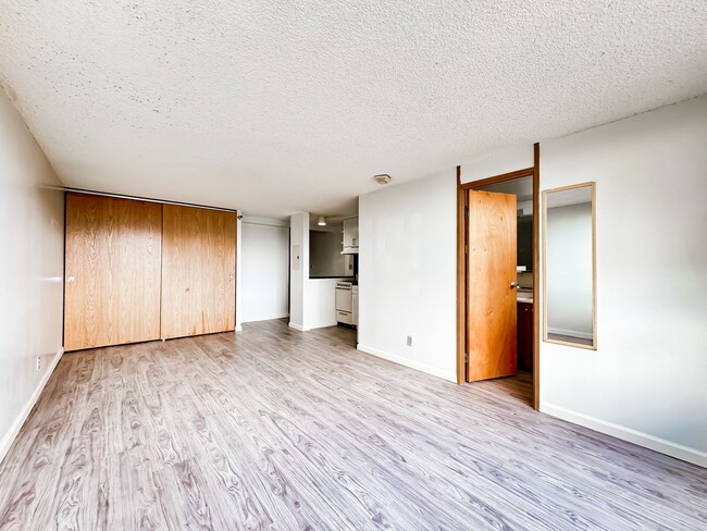 Foto del edificio - Century Park Plaza Studio with A/C