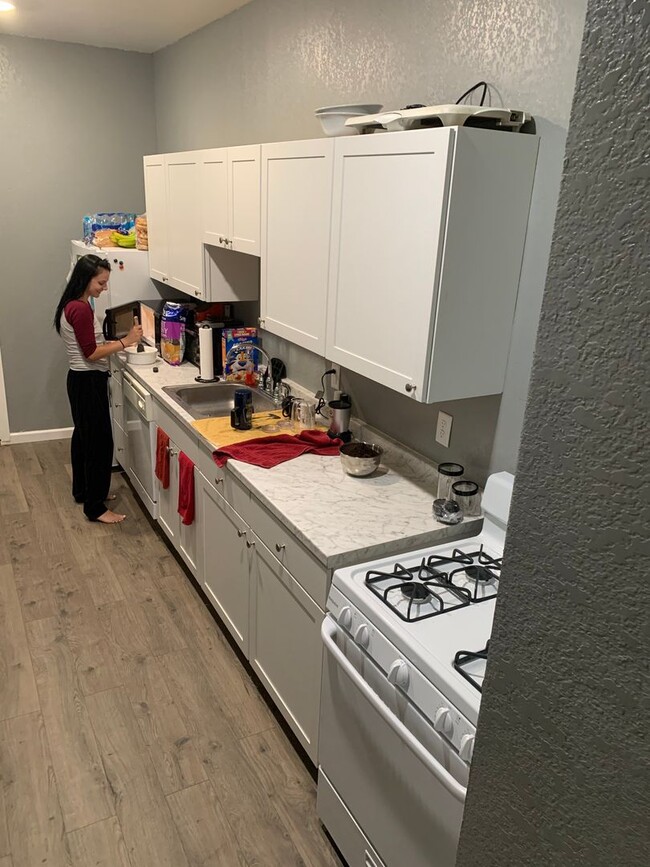 Building Photo - 903 E Carson St