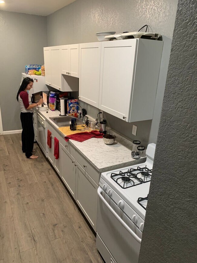 Photo - 903 E Carson St Apartment