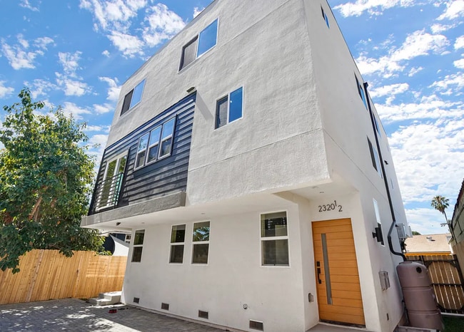 Building Photo - 3-story townhome is optimized for your L.A lifestyle 1st month free!