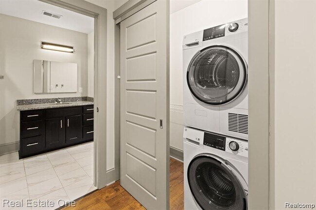 Building Photo - 10 Grand River Ave