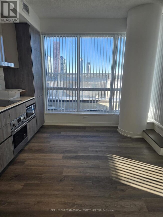 Photo du bâtiment - 8 Interchange Wy