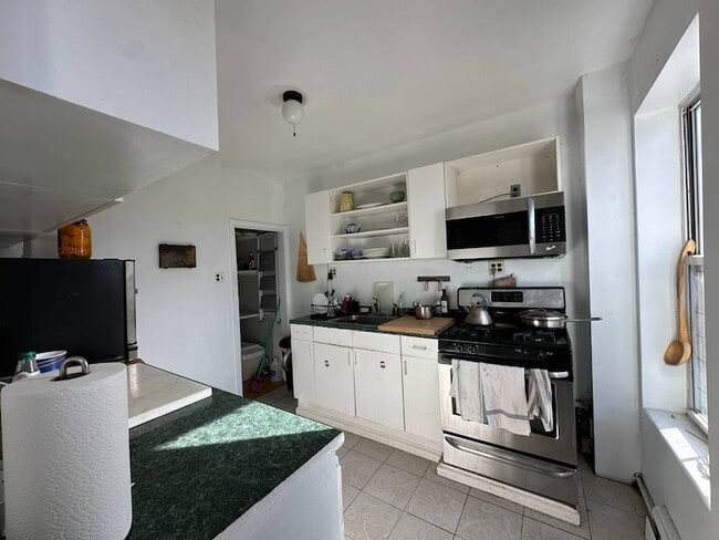 Building Photo - 77 Dikeman St