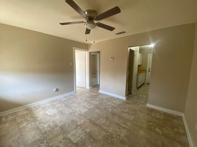 Foto del edificio - 619/621 E 13th St