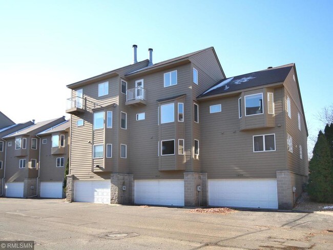 Building Photo - 2834 Kenwood Isles Dr