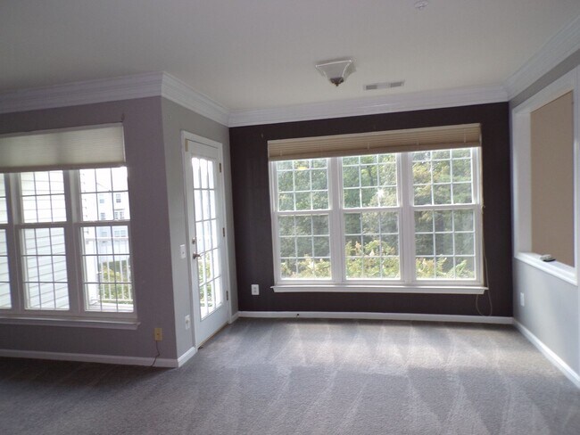 Foto del edificio - Two Bedroom, Two Level Condo Near Van Dorn Metro