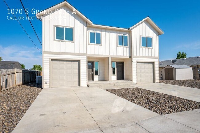 Building Photo - 3 Bed, 2 Bath Duplex! Includes WSG