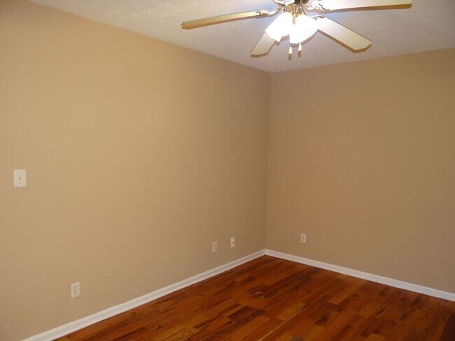 Foto del edificio - One bedroom unit in LaFayette Quad Plex