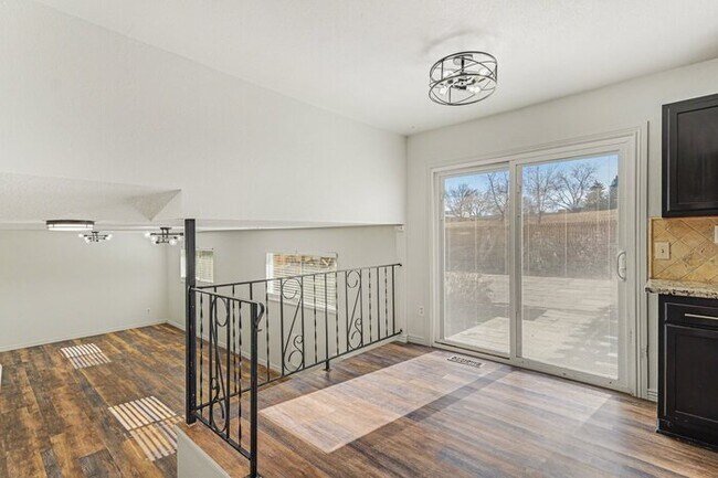 Foto del edificio - 6538 W Kenyon Ave