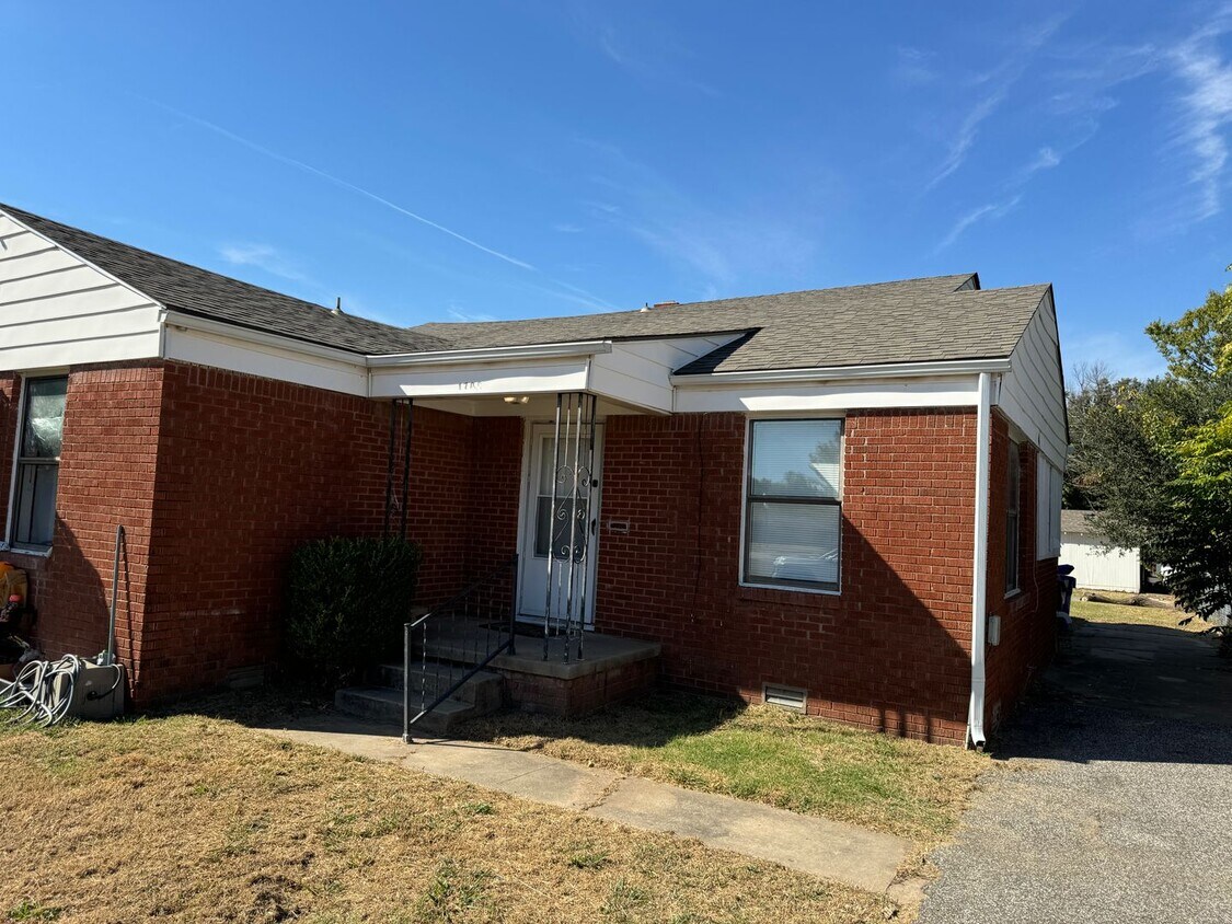 Foto principal - 1 bed duplex close to all things Norman! New paint, carpet and flooring!