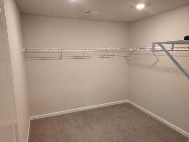 Building Photo - 4 Bedroom 3 Bath
