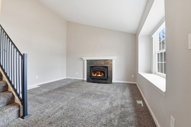 Foto del edificio - $2,695.95 - 4 Bed, 2 Bath Home in Aurora with Central AC, and In Unit Laundry!