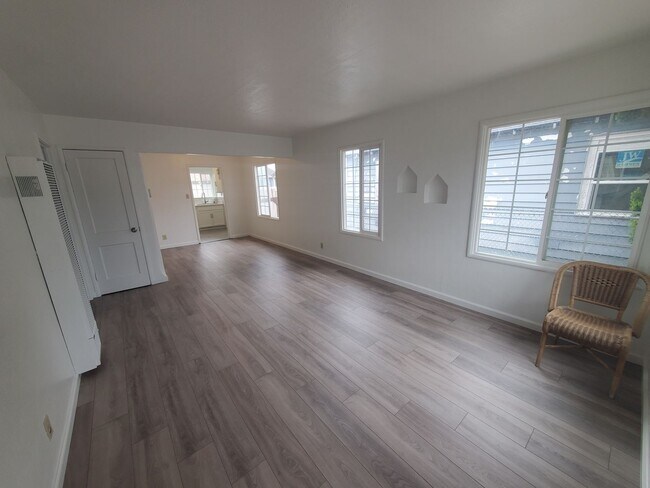 Building Photo - Gated & Spacious 2 Bed/1Bath Home W/ Yard ...