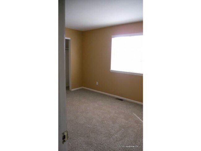 Dormitorio del piso superior norte - 2250 Andrew Drive