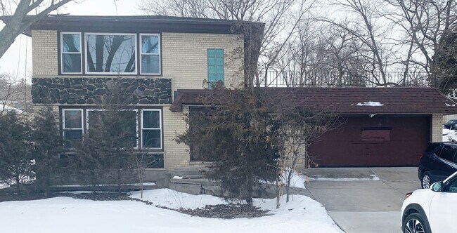 Building Photo - 416 S Summit St