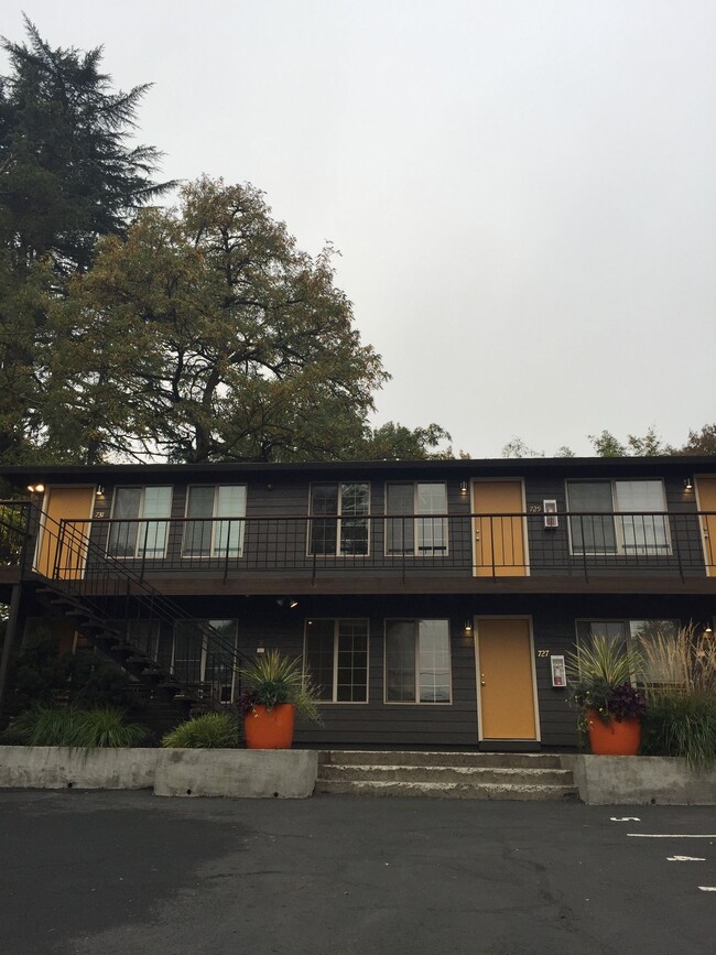 Building Photo - 731 SE 29th Ave
