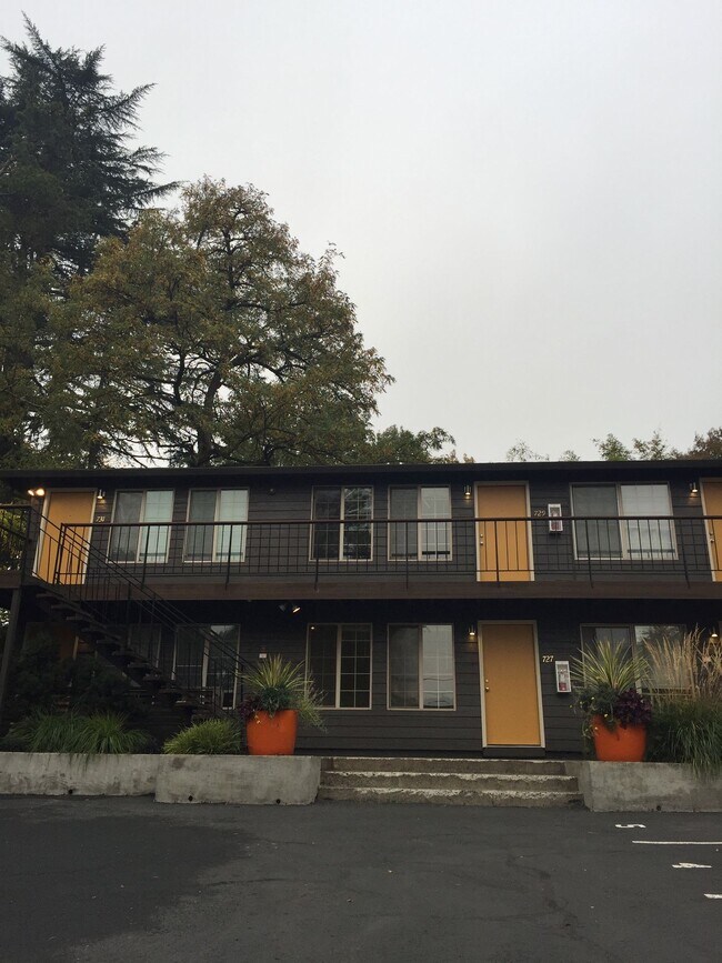 Foto del edificio - Hardwoods, granite countertops, parking, c...
