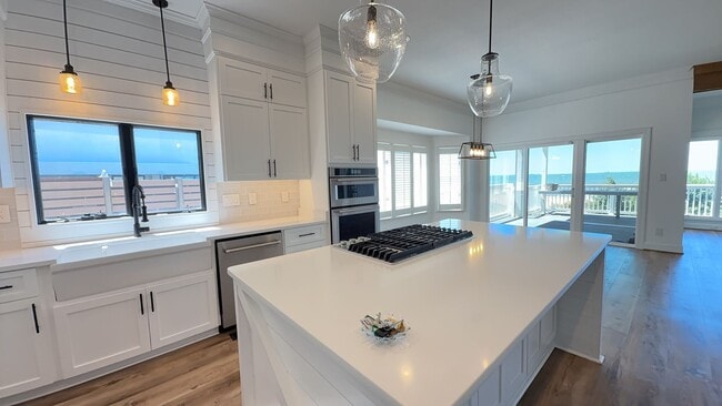 Building Photo - 2852 Charlemagne Dr