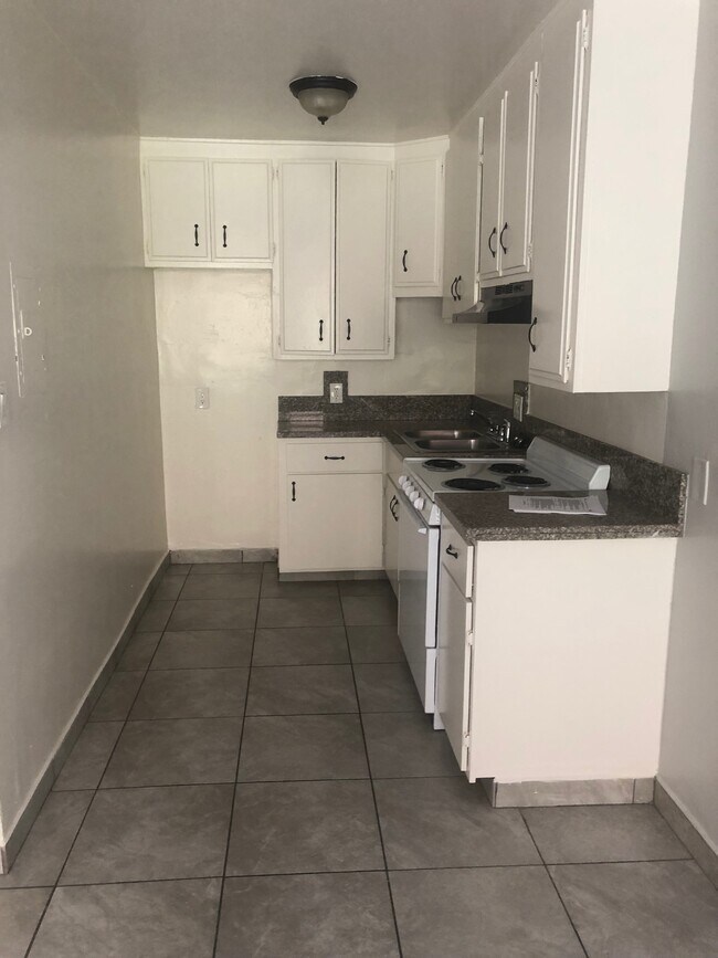 Foto del edificio - 13527 Van Nuys Blvd