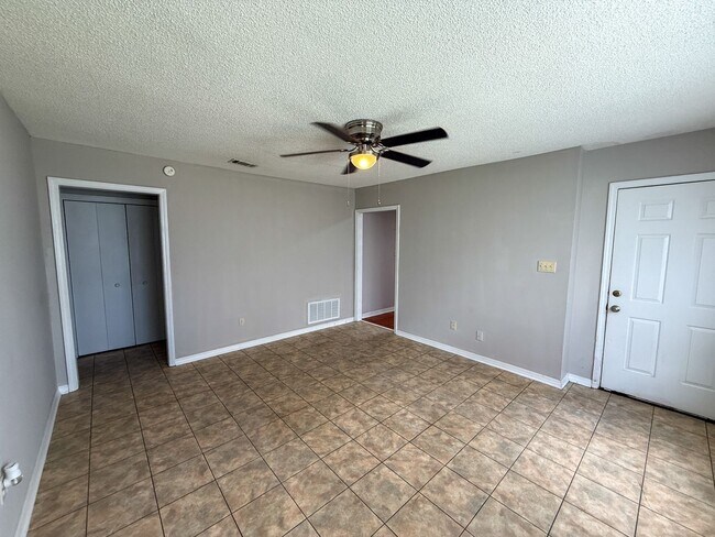 Foto del edificio - 3 bedroom 1.5 bath home with bonus room av...