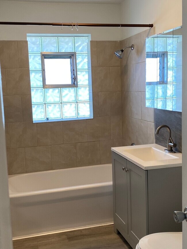 Foto del edificio - 9029 Sproat Ave