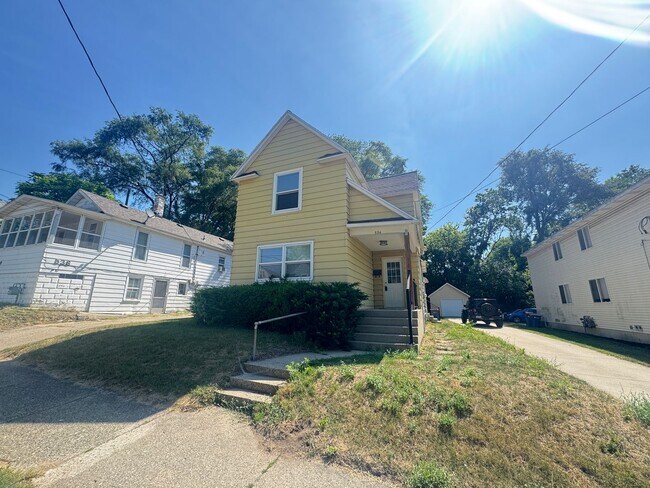 Foto del edificio - Updated Three Bedroom Home on the NE side of Grand Rapids!