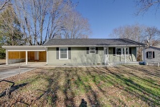 Building Photo - 435 Circle Dr