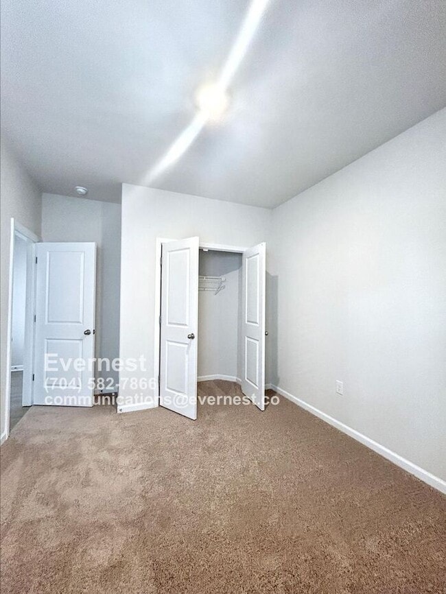 Building Photo - 124 Lightning Dr