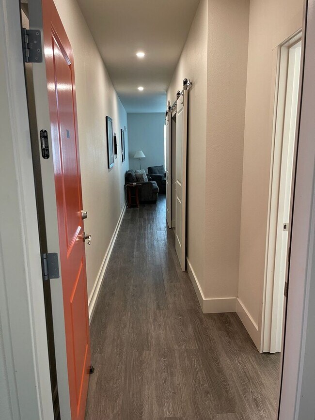 Foto del edificio - FURNISHED 1BED 1BATH APARTMENT - DOWNTOWN BREMERTON