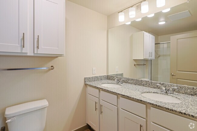 3BR, 2BA - 1,383SF - Batrhoom - Woodview