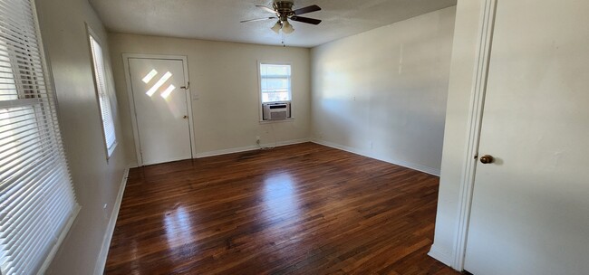 Building Photo - 117 Austin St