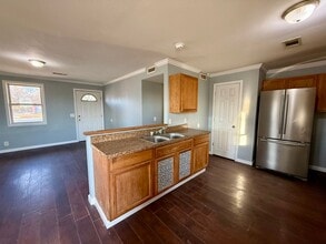 Building Photo - 404 E Locust St