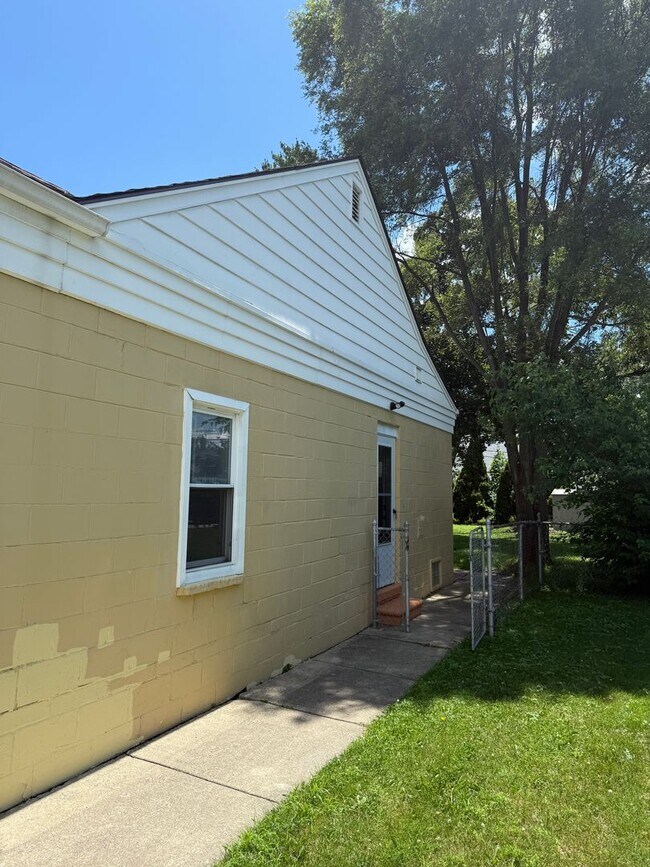 Building Photo - Move-In Ready 2-bedroom, 2-bathroom Home n...