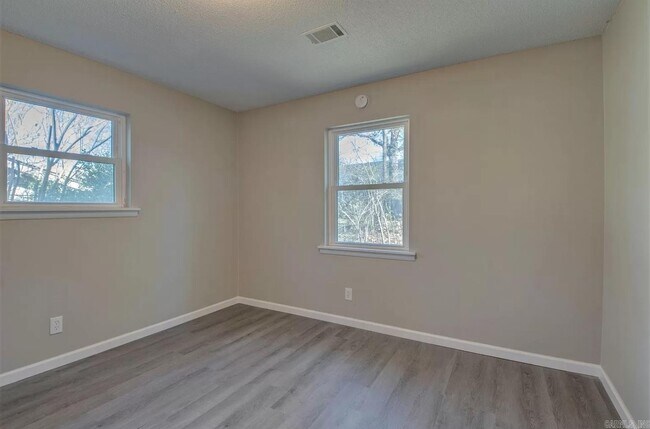 Foto del edificio - 5804 Meadowbrook Ln