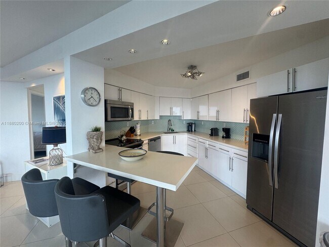 Foto del edificio - 5151 Collins Ave