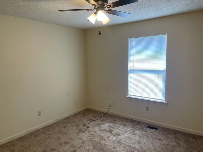 Building Photo - Nice 2 bedroom 1.5 bath townhome in Sherwood