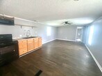 Cocina/sala de estar abierta - 1395 Old Pink Hill Rd